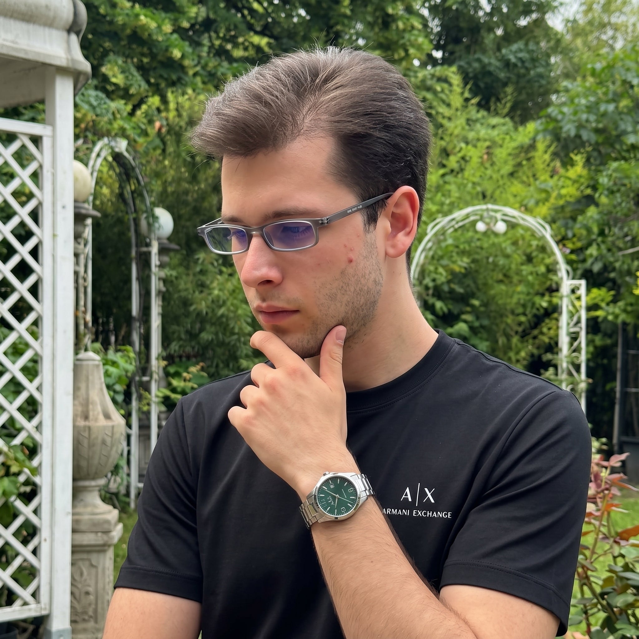 Man wearing narrow SKYOAK readers in a garden